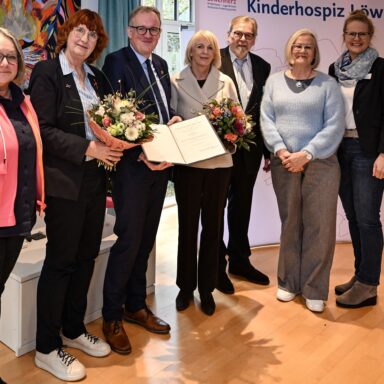 Sykes Bürgermeisterin Suse Laue (l.), Gaby Letzing, Landrat Volker Meyer, Carmen Schüler, Walter Meinders und Agnes Behrens (alle Vorstand Kinderhospiz Löwenherz e.V.) sowie Löwenherz-Geschäftsführerin Kirsten Höfer bei der Verleihung des Bundesverdienstkreuzes an Gaby Letzing.