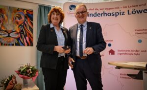 Landrat Volker Meyer verleiht das Bundesverdienstkreuz an Gaby Letzing.