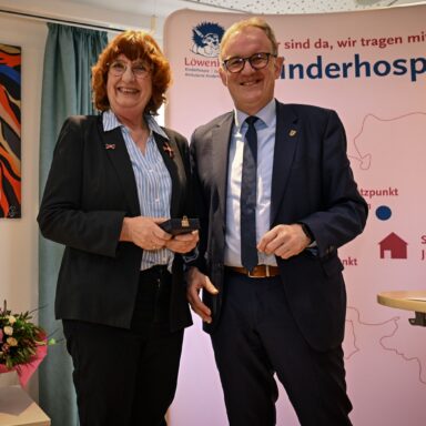 Landrat Volker Meyer verleiht das Bundesverdienstkreuz an Gaby Letzing.