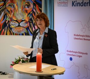 Gaby Letzing hält eine Rede im Vereinshaus des Kinderhospiz Löwenherz e.V. anlässlich der Verleihung des Bundesverdienstkreuzes.