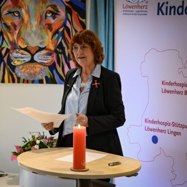 Gaby Letzing hält eine Rede im Vereinshaus des Kinderhospiz Löwenherz e.V. anlässlich der Verleihung des Bundesverdienstkreuzes.