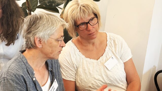 Zwei Frauen unterhalten sich zugewandt